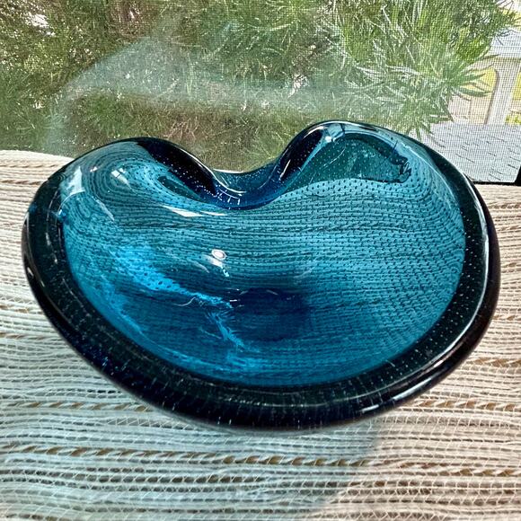 Blenko Vintage Cobalt Blue Controlled Bubble Art Glass Bowl or Ashtray - Picture 12 of 16